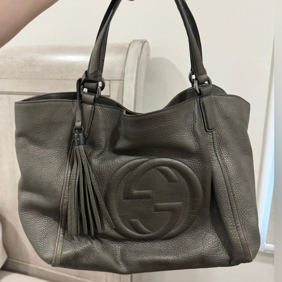 Authentic Gucci Pebbled Calfskin Medium Soho Shoulder Tote - Picture 2 of 16